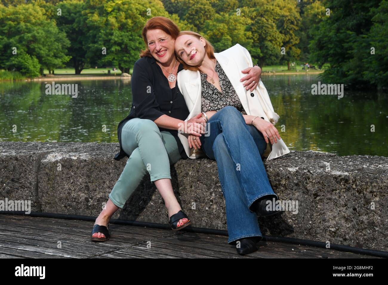 Munich, Germany. 21st July, 2021. Luise Kinseher (l-r), actress, and Brigitte Hobmeier, actress, taken at a photo session before the screening of 'Weißbier im Blut' at the open-air cinema 'Kino Mond & Sterne' in Westpark. Credit: Tobias Hase/dpa/Alamy Live News Stock Photo