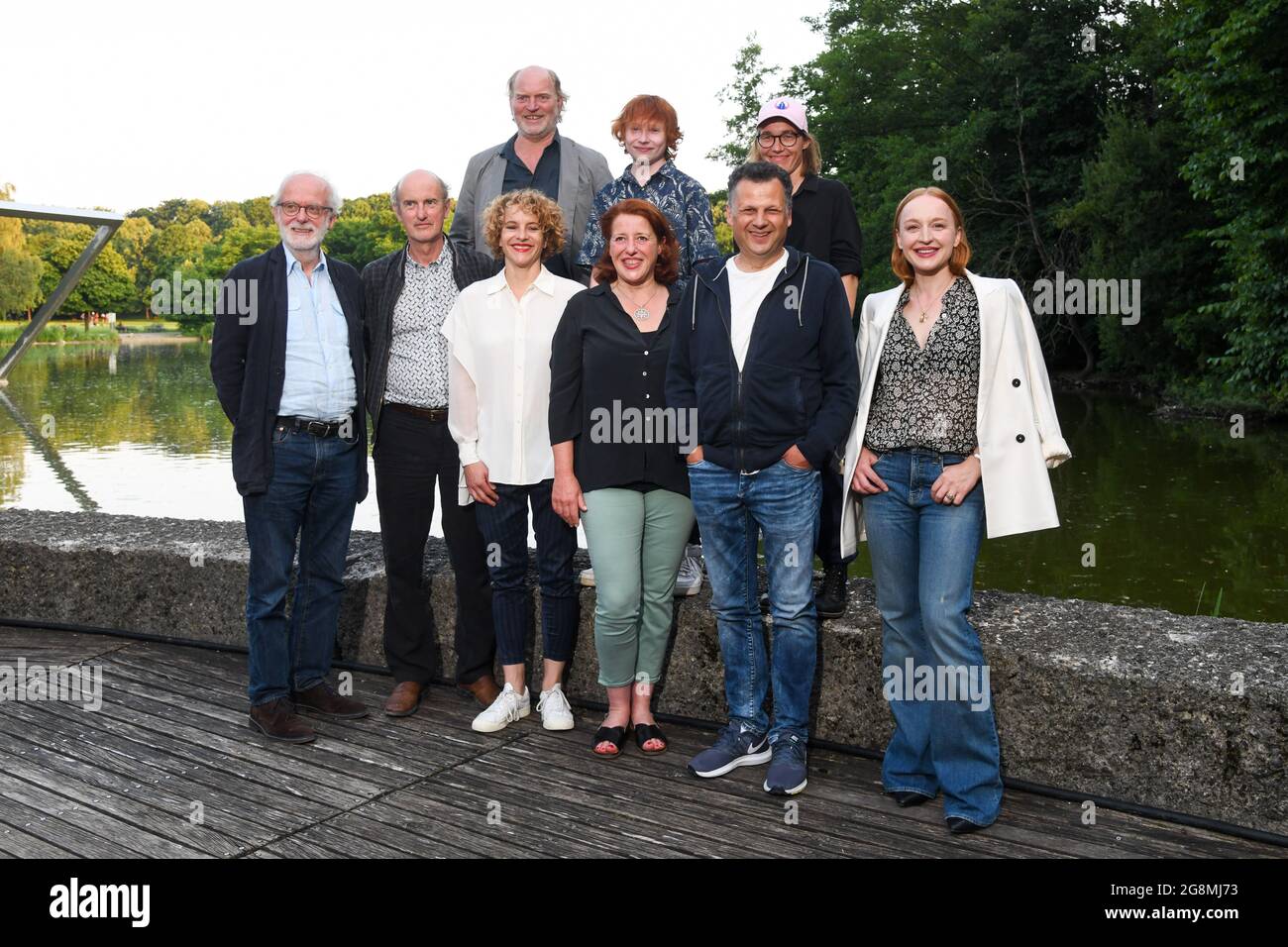 Munich, Germany. 21st July, 2021. The actors Ferdinand Dörfler (back, l-r), Xari Wimbauer, Katja Bürkle, as well as Ulrich Limmer (front, l-r), producer, and the actors Johannes Herrschmann, Silja Bächli, Luise Kinseher, Gerhard Wittmann and Brigitte Hobmeier, taken at a photo session before the screening of the film 'Weißbier im Blut' at the open-air cinema 'Kino Mond & Sterne' in the Westpark. Credit: Tobias Hase/dpa/Alamy Live News Stock Photo