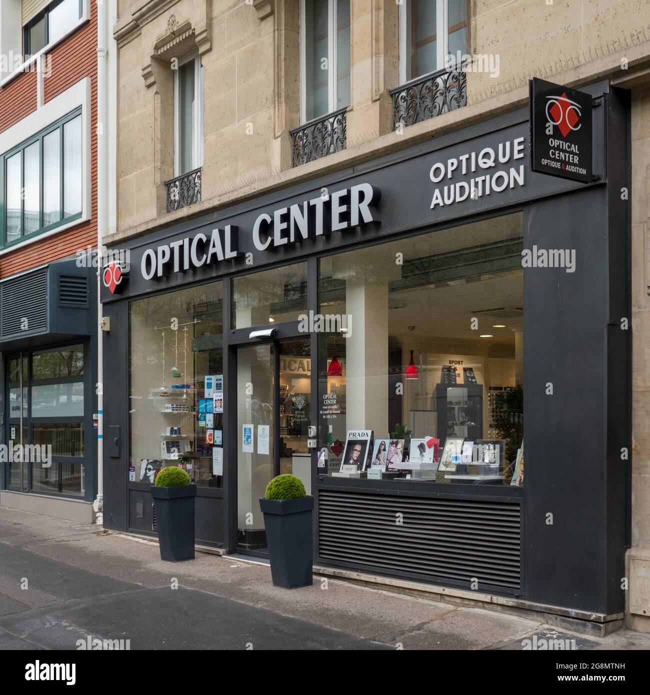 PARIS, FRANCE - Jul 12, 2021: The Optical Center storefront on a busy road  in Le Mans, France Stock Photo - Alamy