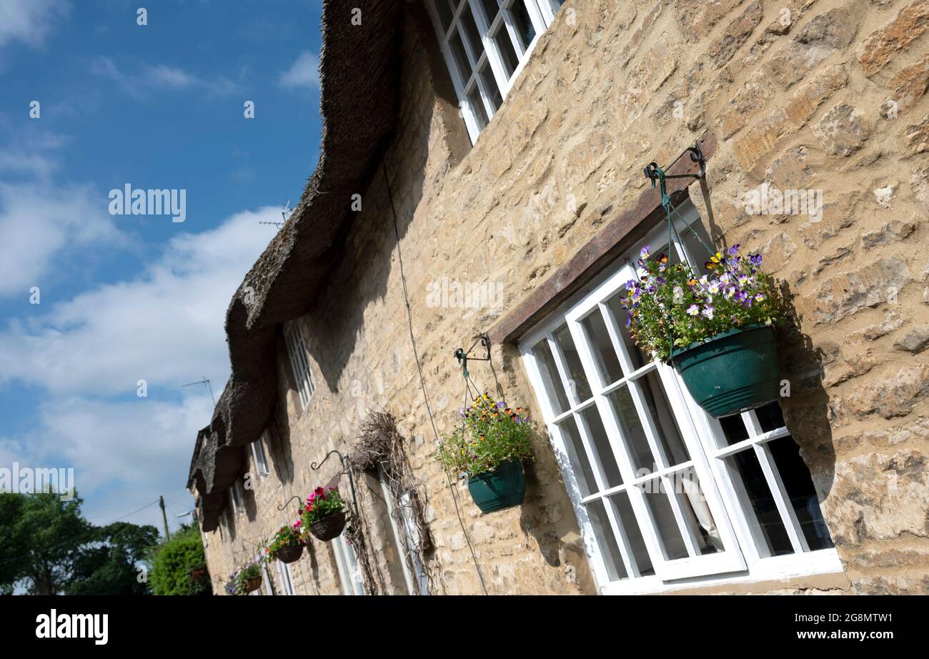 a scenic shot of old sandstone cottages in Piddington Northamptonshire Stock Photo