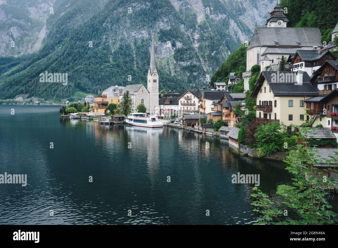 Famous lake side view of Hallstatt village with Alps behind, Foliage ...