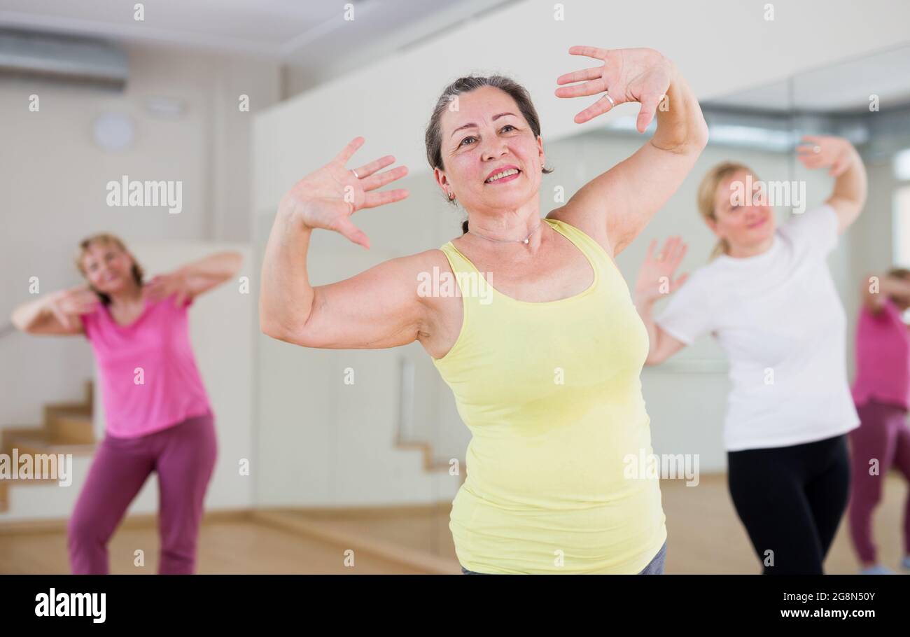 Mature woman dancing class hi-res stock photography and images - Alamy