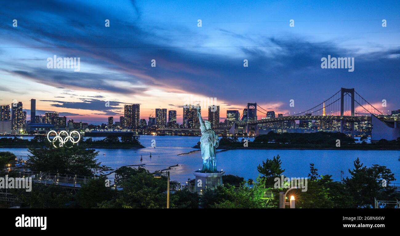 Tokyo. 21st July, 2021. Photo taken on July 21, 2021 shows the night view of Tokyo Bay in Tokyo, Japan. Credit: Yang Lei/Xinhua/Alamy Live News Stock Photo
