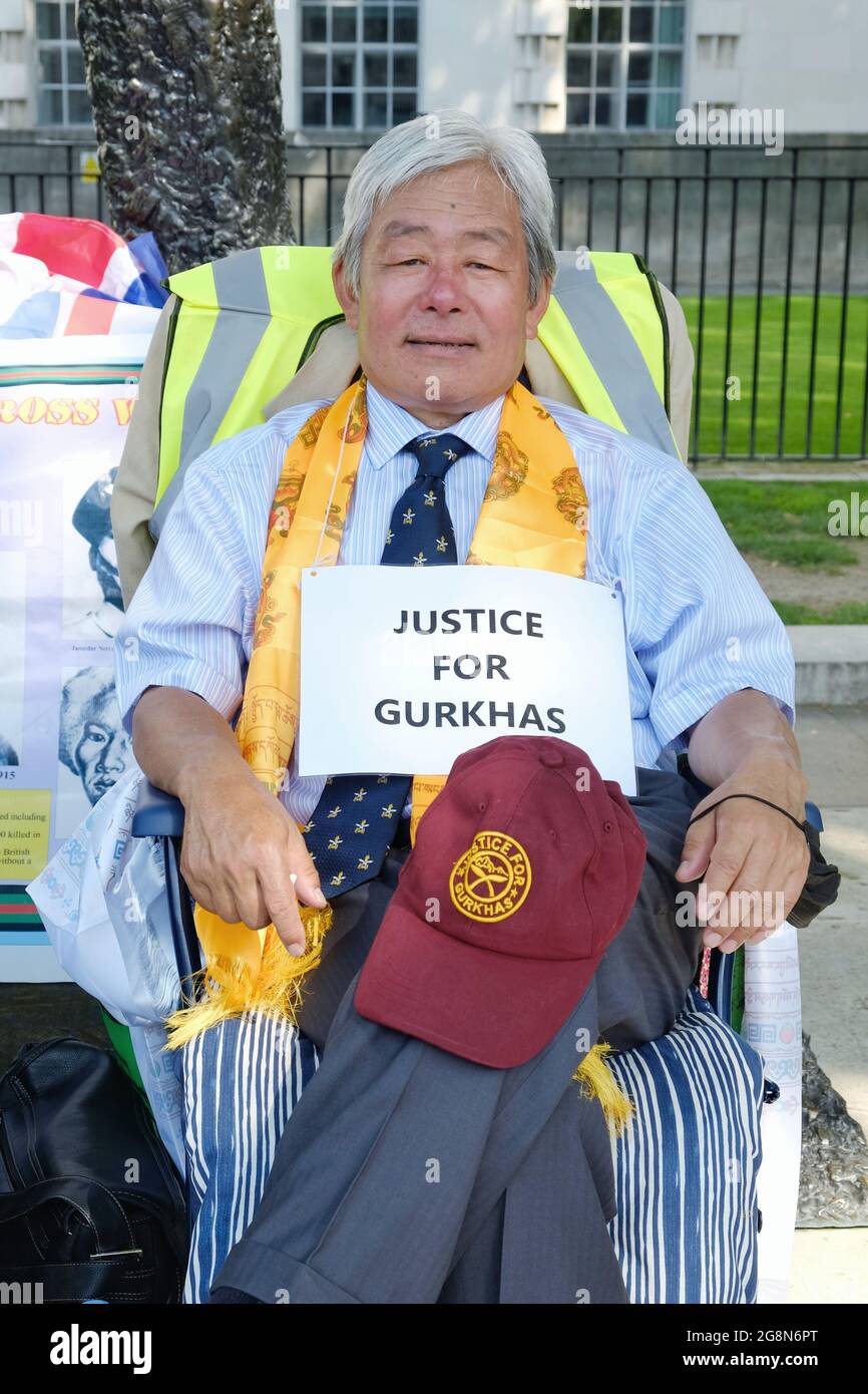 A Gurkha veteran takes part in a protest and hunger strike relay in Whitehall seeking to end pension inequality for soldiers retiring before 1997. Stock Photo