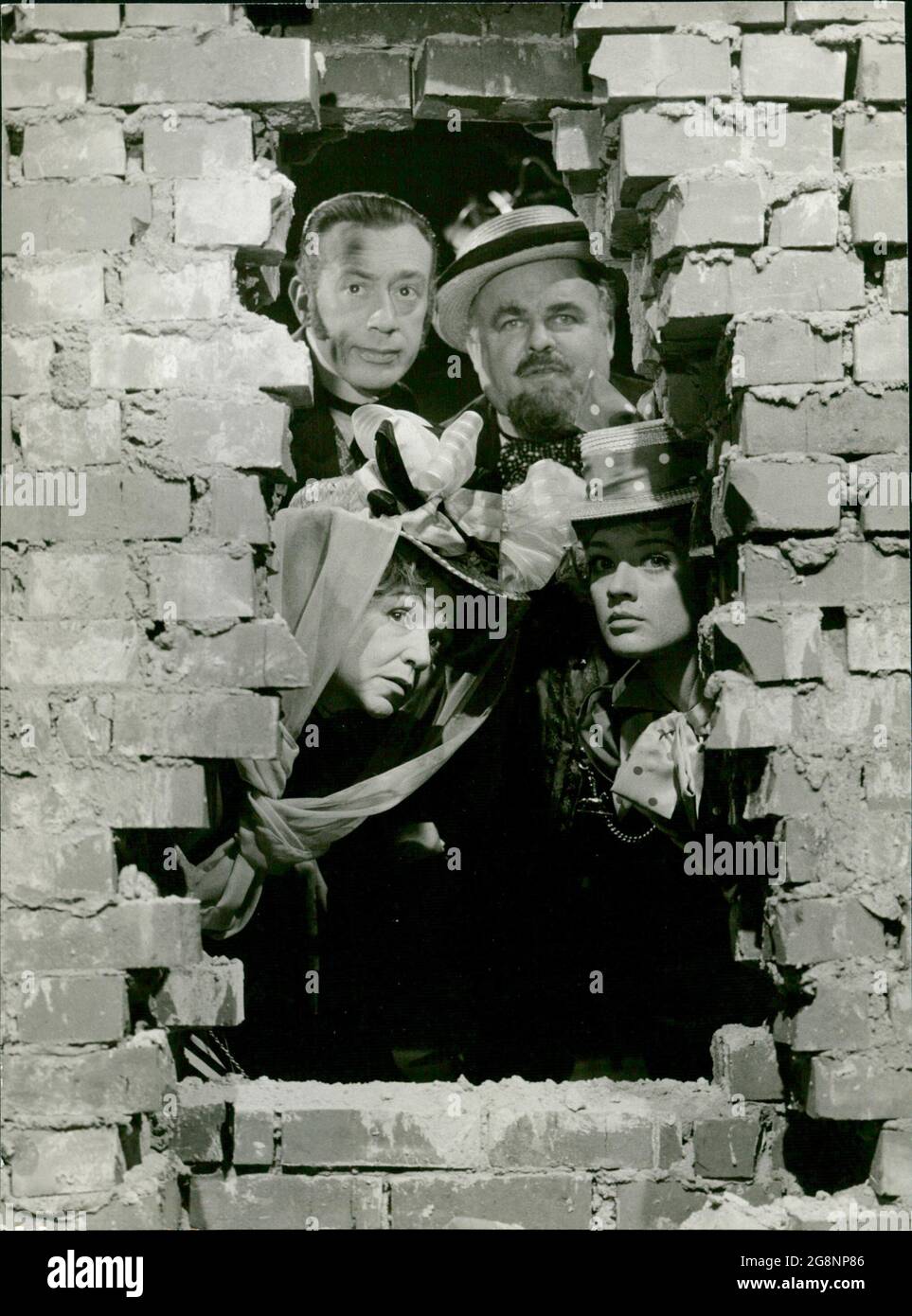 Szene Mit Horst Tappert Jochen Brockmann Paula Denk Und Ingeborg Solbrig Aus Dem Film Ein Tag In Paris Aus Dem Jahr 1966 Stock Photo Alamy