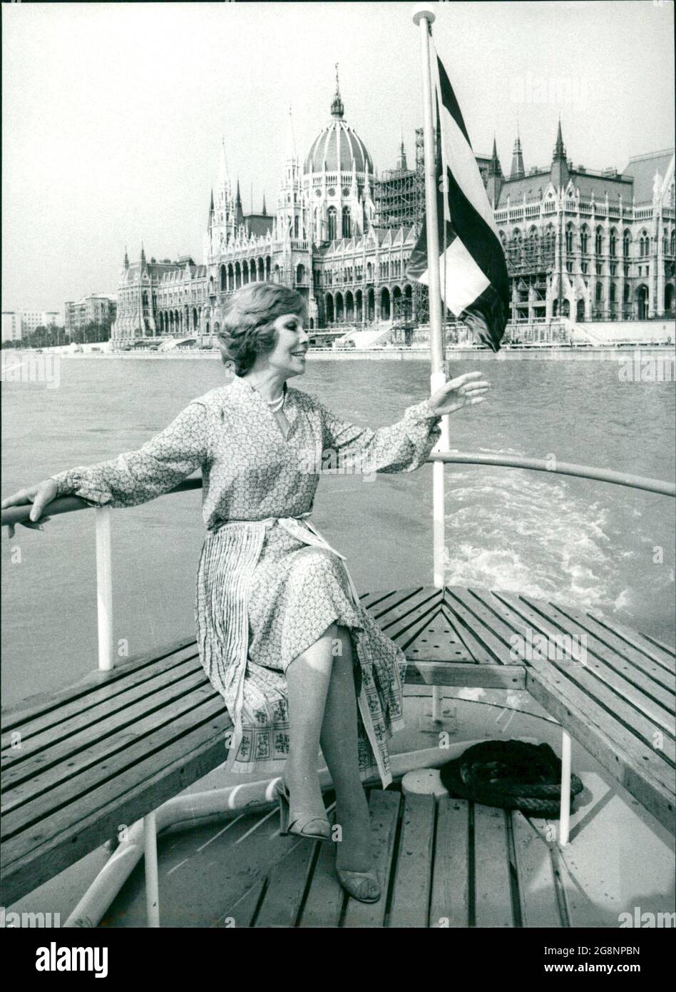 Ungarn Teil - Anneliese Rothenberger bei einer Fahrt auf der Donau. Im Hintergrund sieht man den Regierungspalast von Budapest. Stock Photo