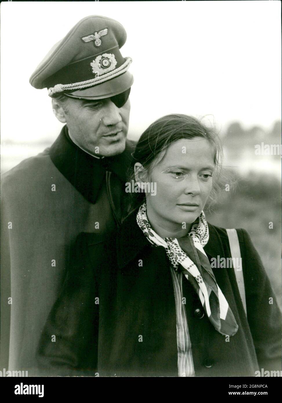 In aller Heimlichkeit trifft sich Melitta Gräfin von Stauffenberg (Claudia Trantow) mit ihrem Schwager Claus Graf von Stauffenberg (Wolfgang Arps). Stock Photo