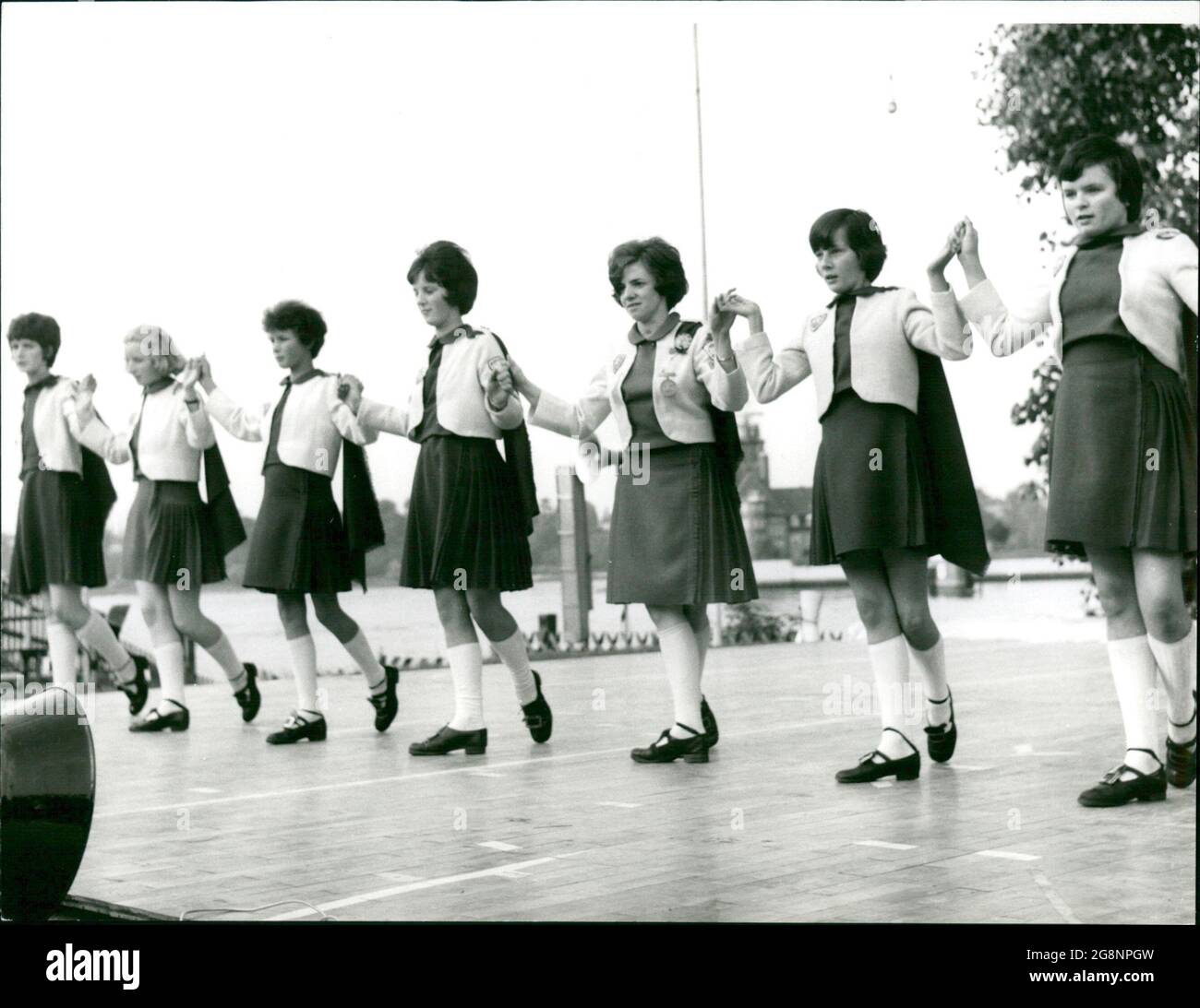 Aufzeichnung vom Fest der Nationen 1970 in Finkenwerder. Junge Stepptänzerinnen aus Irland. Auch der Stepptanz ist ein überlieferter Volkstanz. Der Chronist berichtet schon um das Jahr 1000 von ihm. Der Tanz der Mädchen ist eine artistische Meisterleistung. Stock Photo