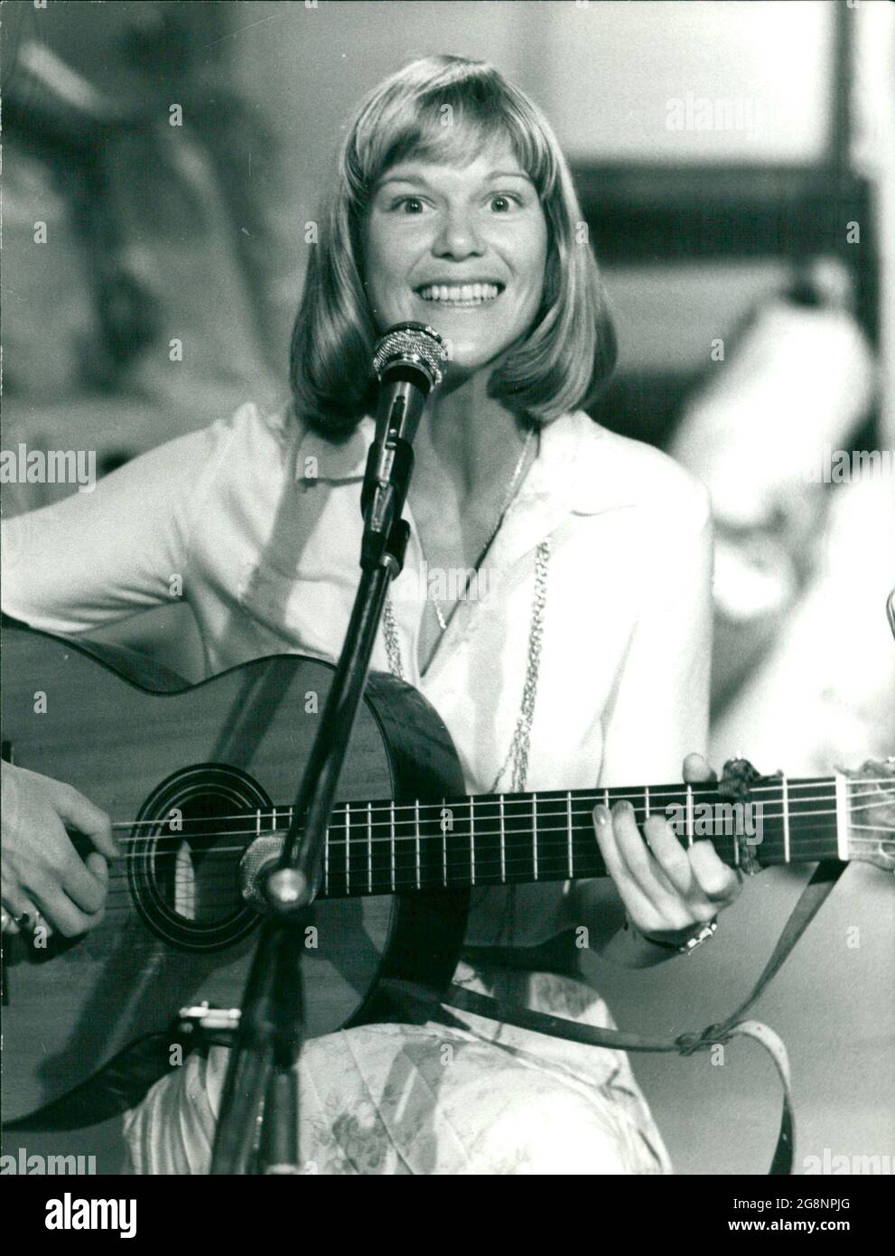 "Hamburger Nachmittag": Eine junge Sängerin mit ihrer Gitarre - Maren Berg Stock Photo