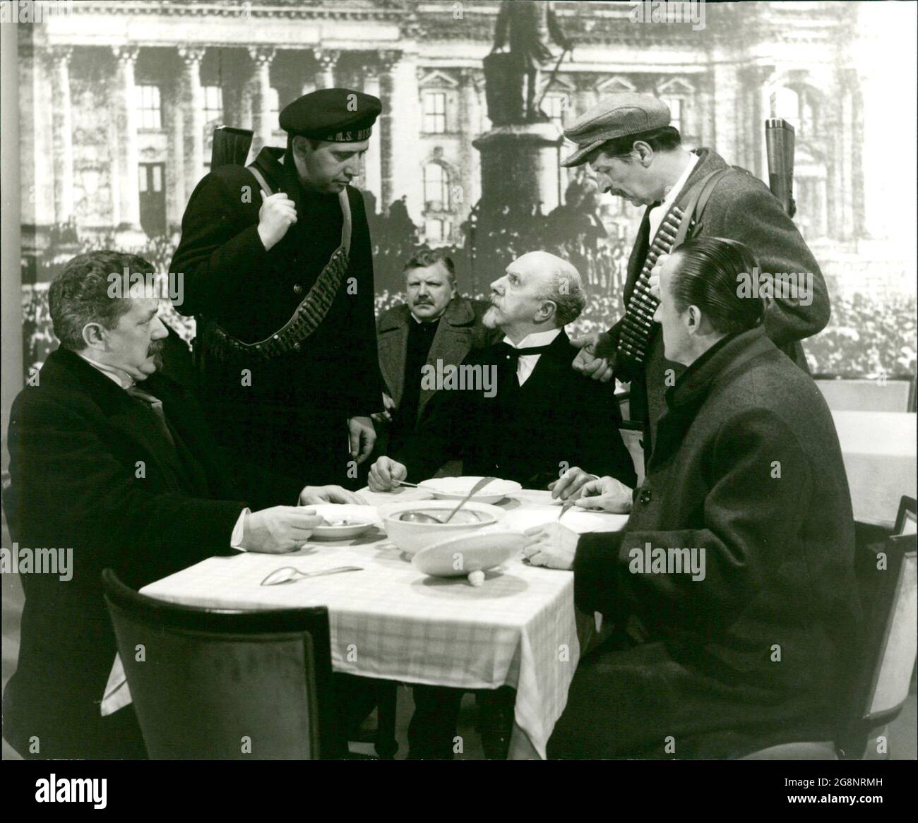 Zwei Spartakisten suchen Philipp Scheidemann (Kurt Rackelmann) auf, während er mit Ebert (Kurd Pieritz, l.) im Reichstag zu Mittag isst, um ihm mitzuteilen, dass Karl Liebknecht beabsichtige, in kürzester Zeit die Republik auszurufen. Stock Photo