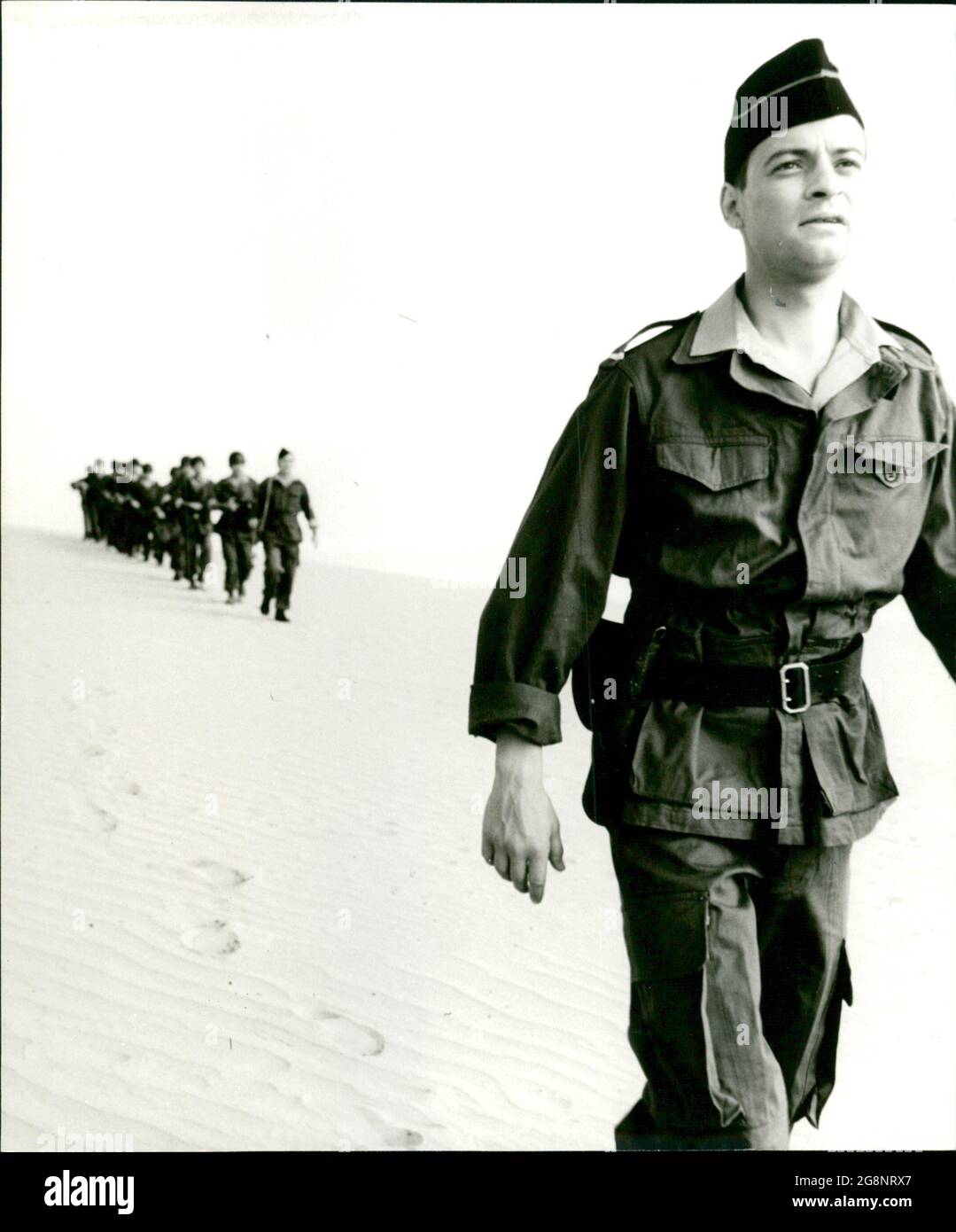 Sinnlose Märsche durch die endlose Wüste stellen die Soldaten im Algerienkrieg auf eine harte Probe. Dieser junge Leutnant (Reent Reins) muss später vor Gericht von den grausamen Folterungen während des Kriegsgeschehens berichten. Stock Photo