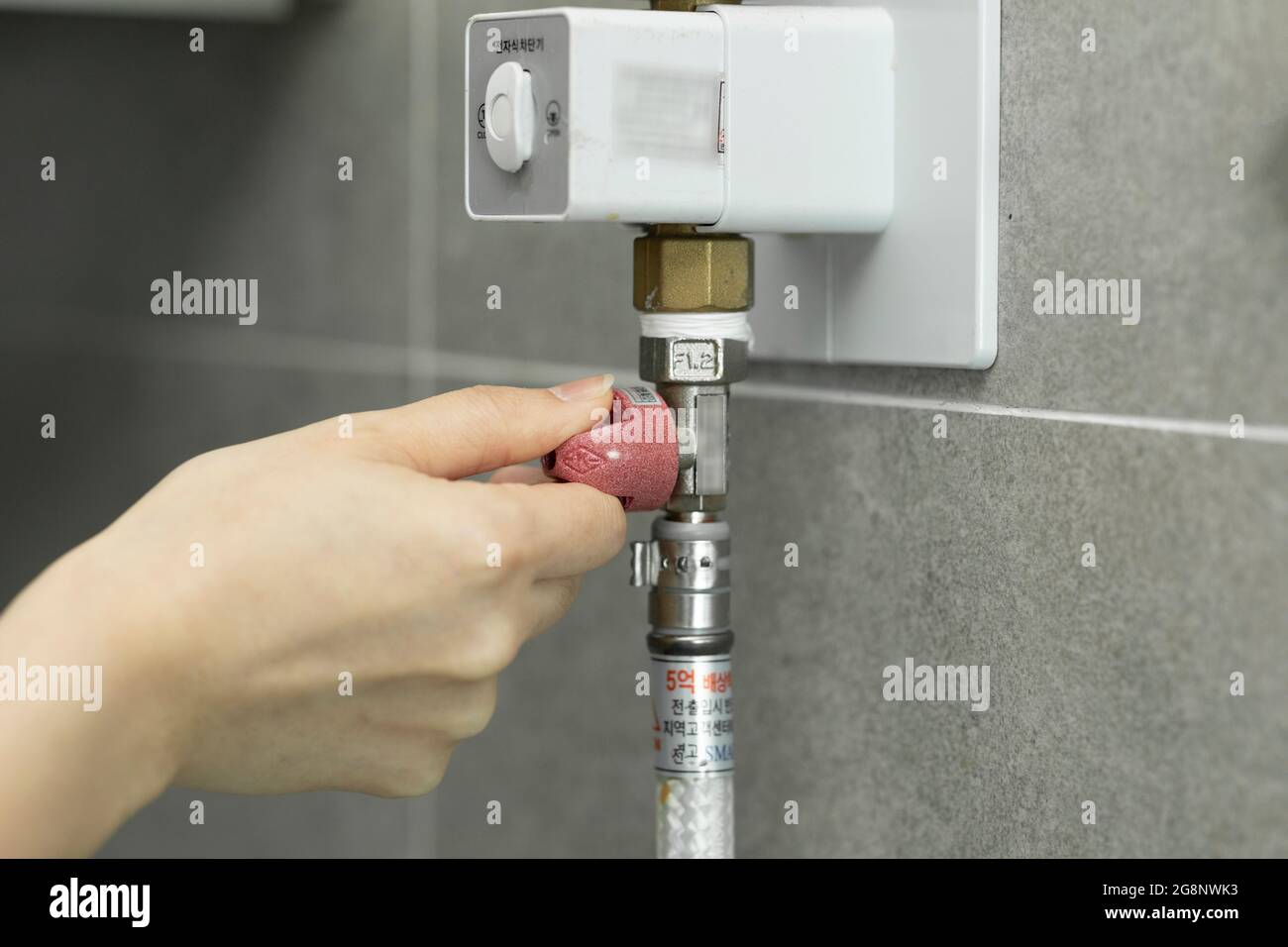 hand turning off gas stove dial Stock Photo Alamy