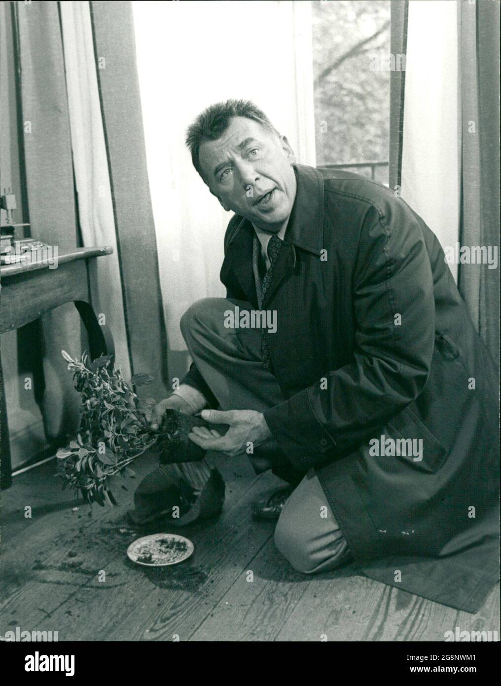 Im Zimmer der Toten findet Kommissar Diekmann einen Blumentopf, der seine Aufmerksamkeit ganz besonders in Anspruch nimmt. (Hubert Suschka) Stock Photo