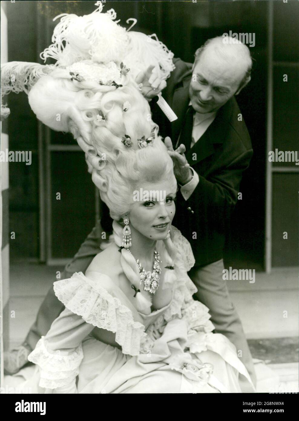 Unter Assistenz von Maskenbildner Heinz Fuhrmann zeigt Suntka Haneburger kunstvoll angefertigte Rokoko-Perücken. Stock Photo