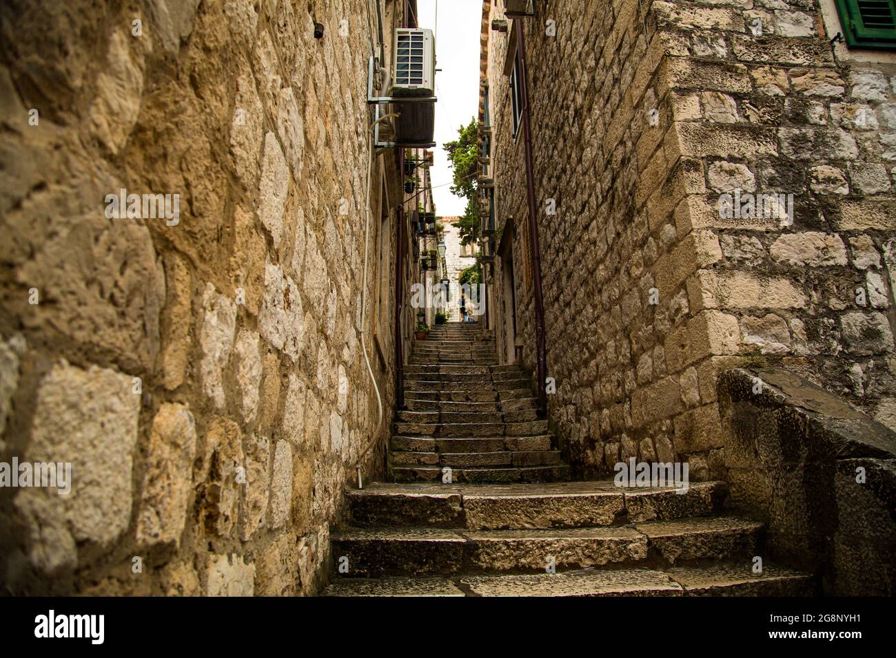 Casco antiguo amurallado de la ciudad de Dobrovnik desde diversos puntos de vista, calles pequeñas y rincones que transportan a otra época Stock Photo