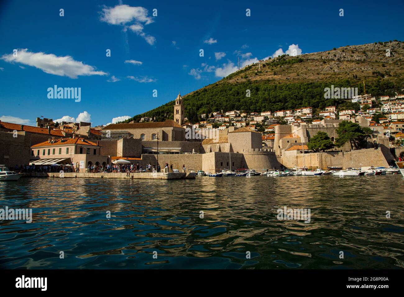 Casco antiguo amurallado de la ciudad de Dobrovnik desde diversos puntos de vista, calles pequeñas y rincones que transportan a otra época Stock Photo