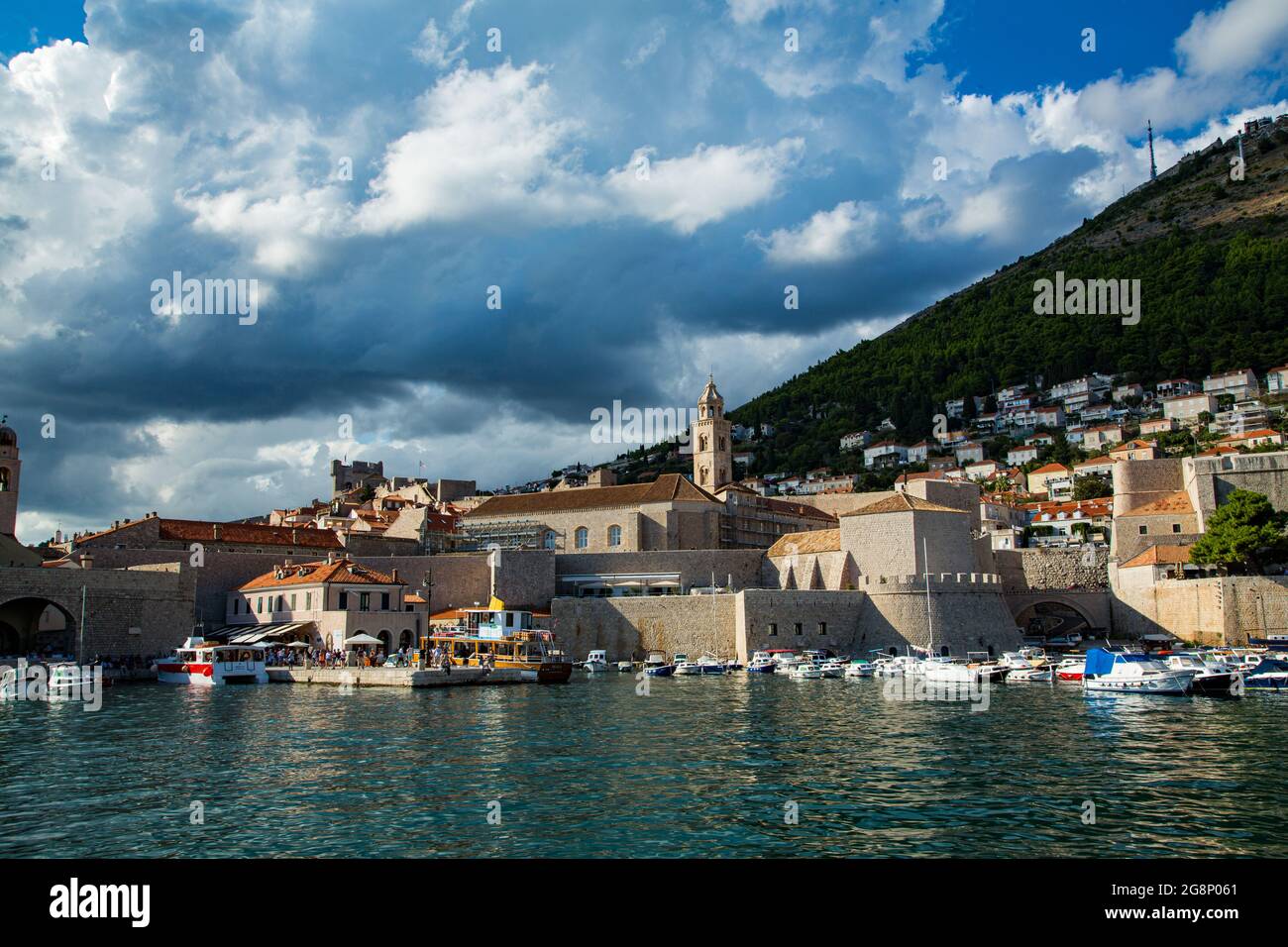 Casco antiguo amurallado de la ciudad de Dobrovnik desde diversos puntos de vista, calles pequeñas y rincones que transportan a otra época Stock Photo