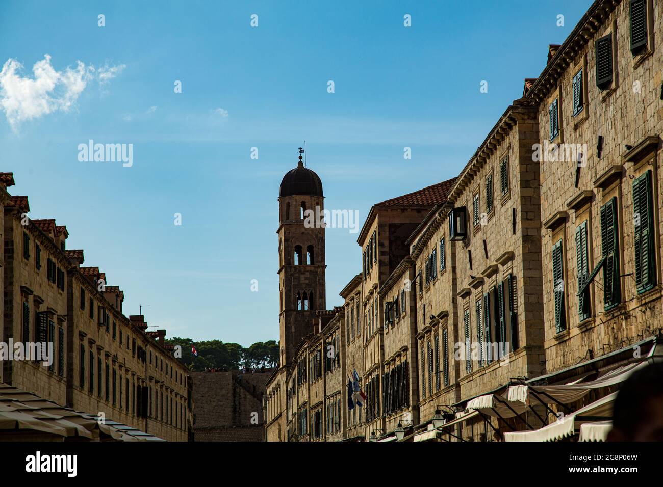 Casco antiguo amurallado de la ciudad de Dobrovnik desde diversos puntos de vista, calles pequeñas y rincones que transportan a otra época Stock Photo