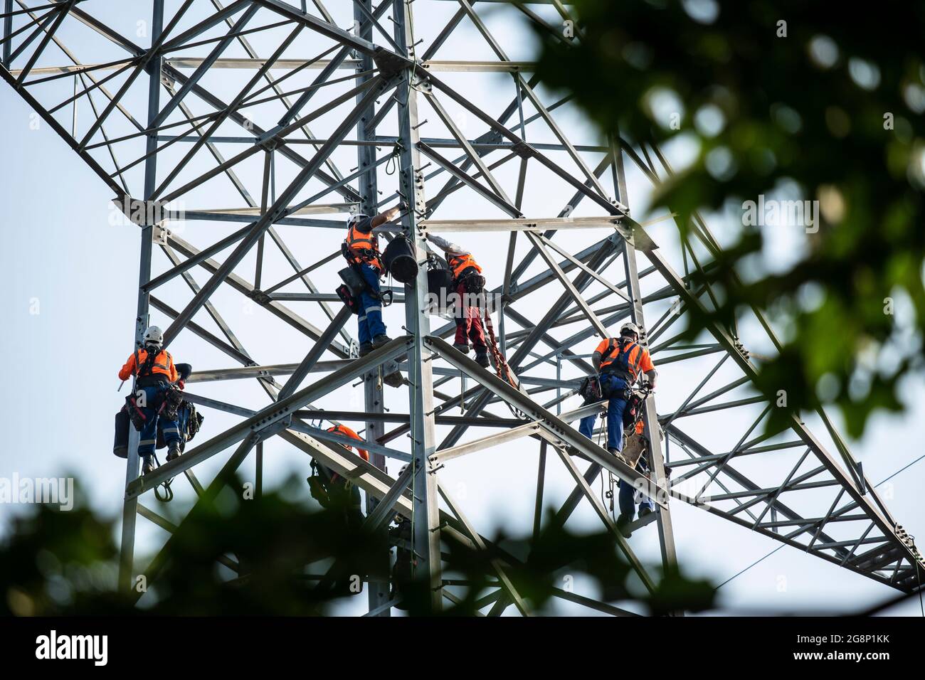 Auf einem Feld zwischen Kaarst und Düsseldorf bauen Mitarbeiter der Firma SPIE Leitungsbau einen Elektrizitätsmast auf. Wie Playmobil-Männchen sehen d Stock Photo