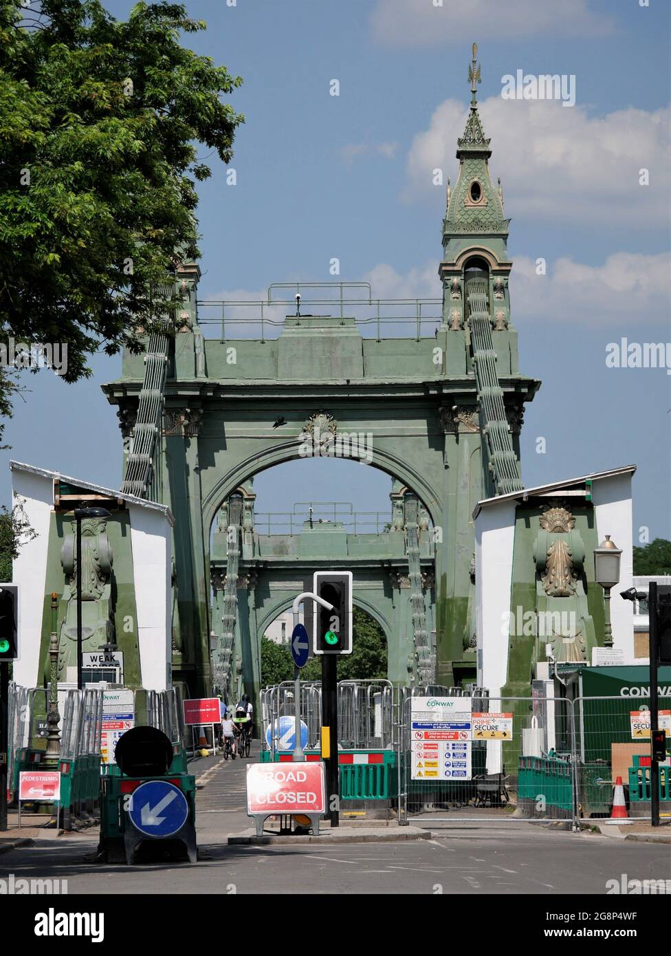 Hammersmith Bridge closed for refurbishment but now allowing bicycles and walkers to cross after nearly 2 years Stock Photo