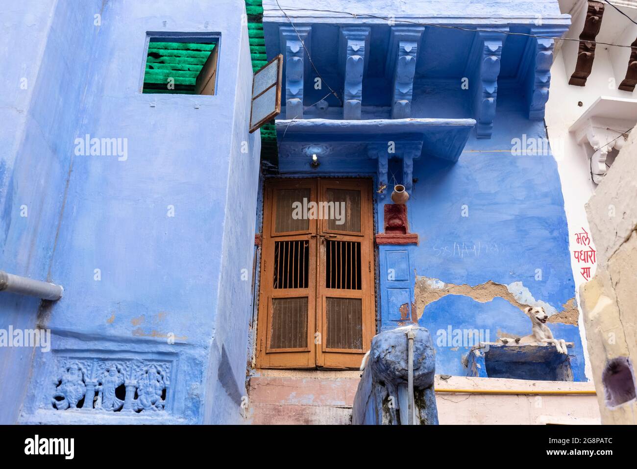 JODHPUR, RAJASTHAN, INDIA - JULY 2021: The bright blue color street and ...