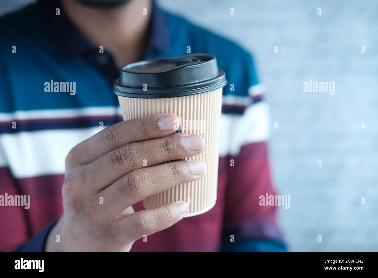 hand holding take away paper cup Stock Photo - Alamy