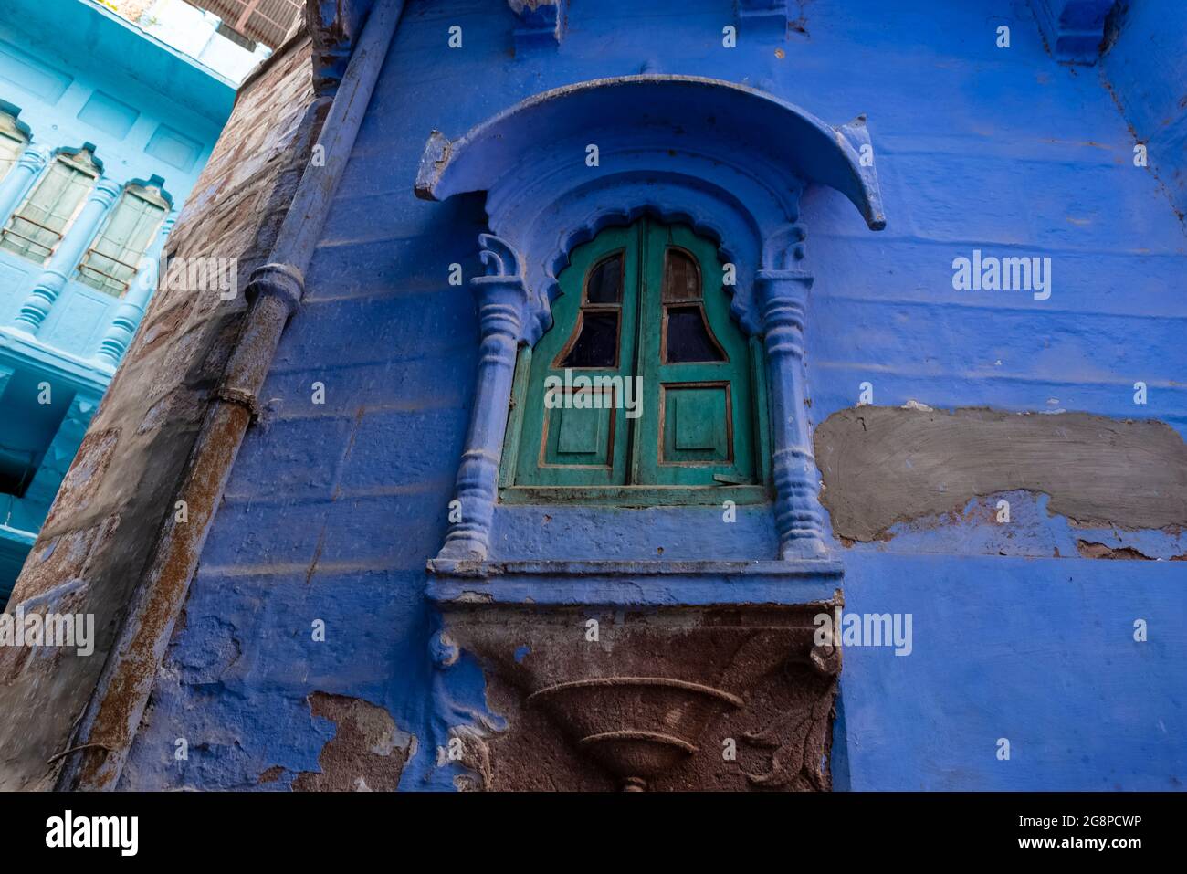 JODHPUR, RAJASTHAN, INDIA - JULY 2021: The bright blue color street and ...