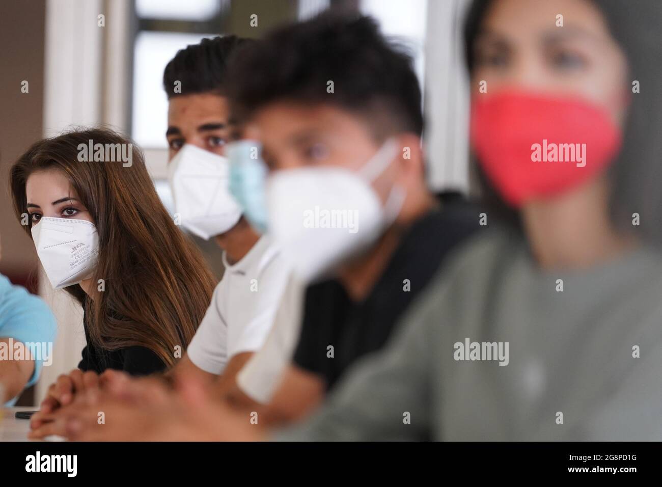 Berlin, Germany. 22nd July, 2021. Students of the summer school at the Oberstufenzentrum (OSZ) für Bekleidung und Mode in Kochstraße take part in a press conference on the occasion of the school senator's visit to the summer school. As part of the 'Stark trotz Corona' catch-up program, the Senate Department for Education is also offering a summer school this holiday season. Credit: Jörg Carstensen/dpa/Alamy Live News Stock Photo
