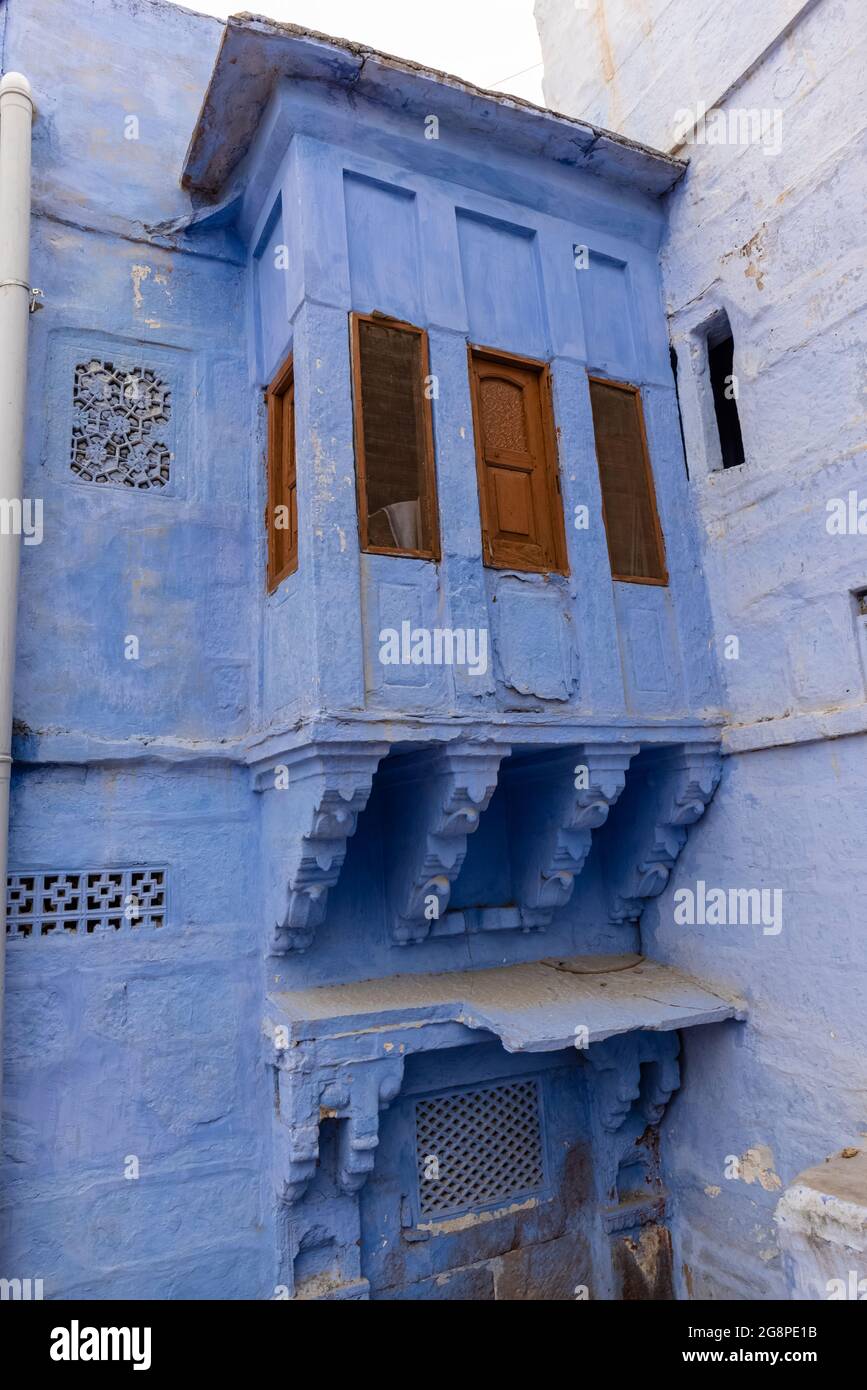 JODHPUR, RAJASTHAN, INDIA - JULY 2021: The bright blue color street and ...