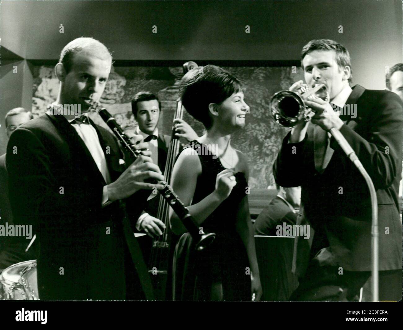 Die Abbildung zeigt eine Filmszene mit den Schauspielern Conny Werhahn, Heidi Thuns und Helmut Förnbacher zum Film 'Das Glück läuft hinterher'. Stock Photo