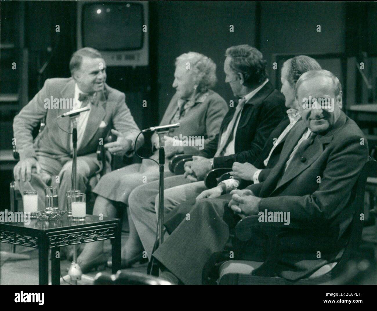Fotografie des österreichischen Pädagogen Hermann Gmeiner - dem Blick der Kamera zugewandt - in der biografischen TV-Sendung 'Das ist Ihr Leben'. Stock Photo