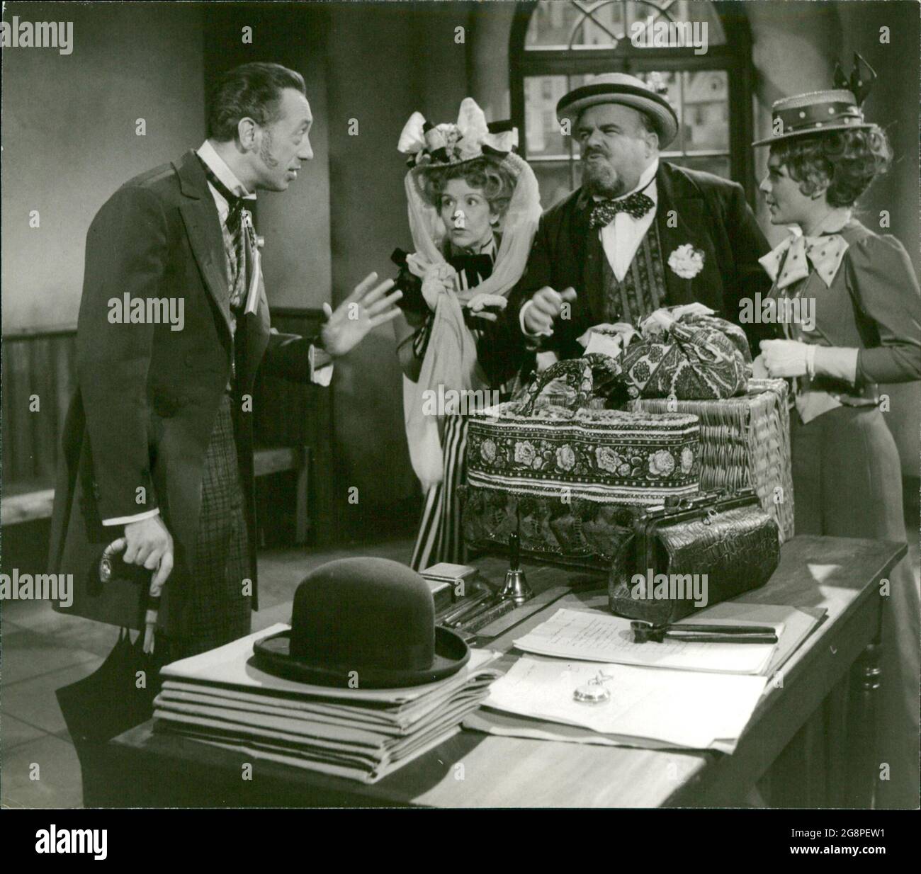 Szene Mit Horst Tappert Paula Denk Jochen Brockmann Und Ingeborg Solbrig Aus Dem Film Ein Tag In Paris Aus Dem Jahr 1966 Stock Photo Alamy