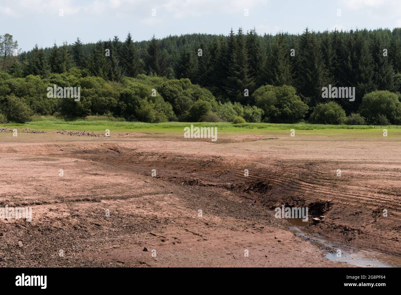 Llwyn Onn reservoir, Merthyr Tydfil, South Wales, UK. 22 July 2021. UK weather: Water levels continue to drop at this reservoir as the heatwave continues. Credit: Andrew Bartlett/Alamy Live News. Stock Photo
