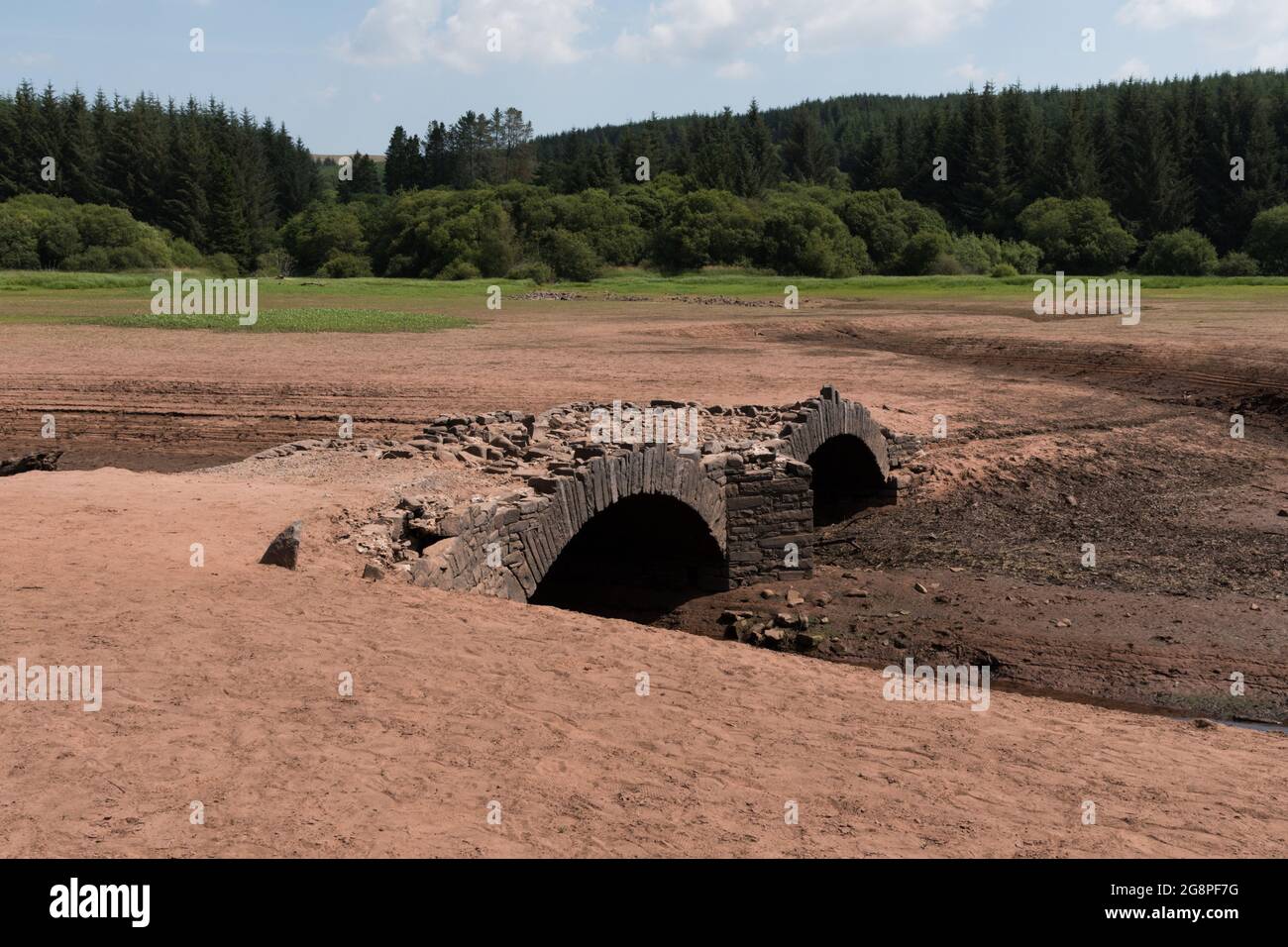 Llwyn Onn reservoir, Merthyr Tydfil, South Wales, UK.  22 July 2021.  UK weather:  Water levels continue to drop at this reservoir as the heatwave continues.  Credit: Andrew Bartlett/Alamy Live News. Stock Photo