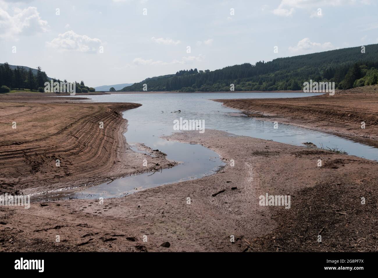 Llwyn Onn reservoir, Merthyr Tydfil, South Wales, UK. 22 July 2021. UK weather: Water levels continue to drop at this reservoir as the heatwave continues. Credit: Andrew Bartlett/Alamy Live News. Stock Photo