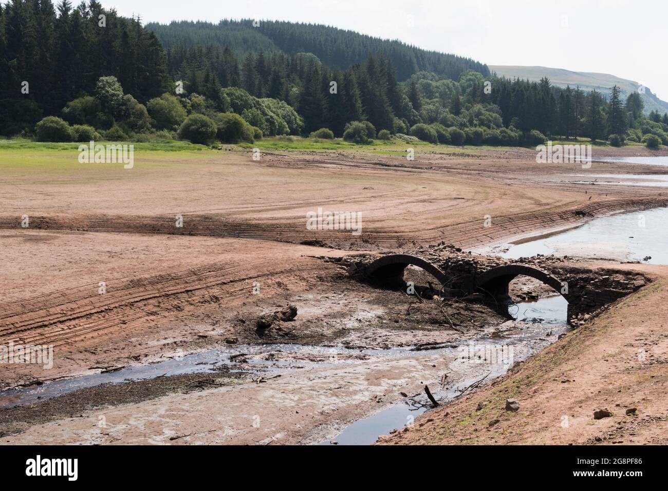 Llwyn Onn reservoir, Merthyr Tydfil, South Wales, UK. 22 July 2021. UK weather: Water levels continue to drop at this reservoir as the heatwave continues. Credit: Andrew Bartlett/Alamy Live News. Stock Photo