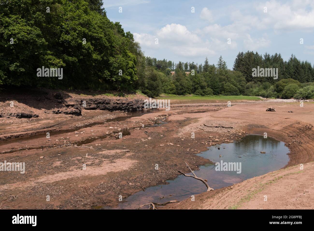 Llwyn Onn reservoir, Merthyr Tydfil, South Wales, UK.  22 July 2021.  UK weather:  Water levels continue to drop at this reservoir as the heatwave continues.  Credit: Andrew Bartlett/Alamy Live News. Stock Photo