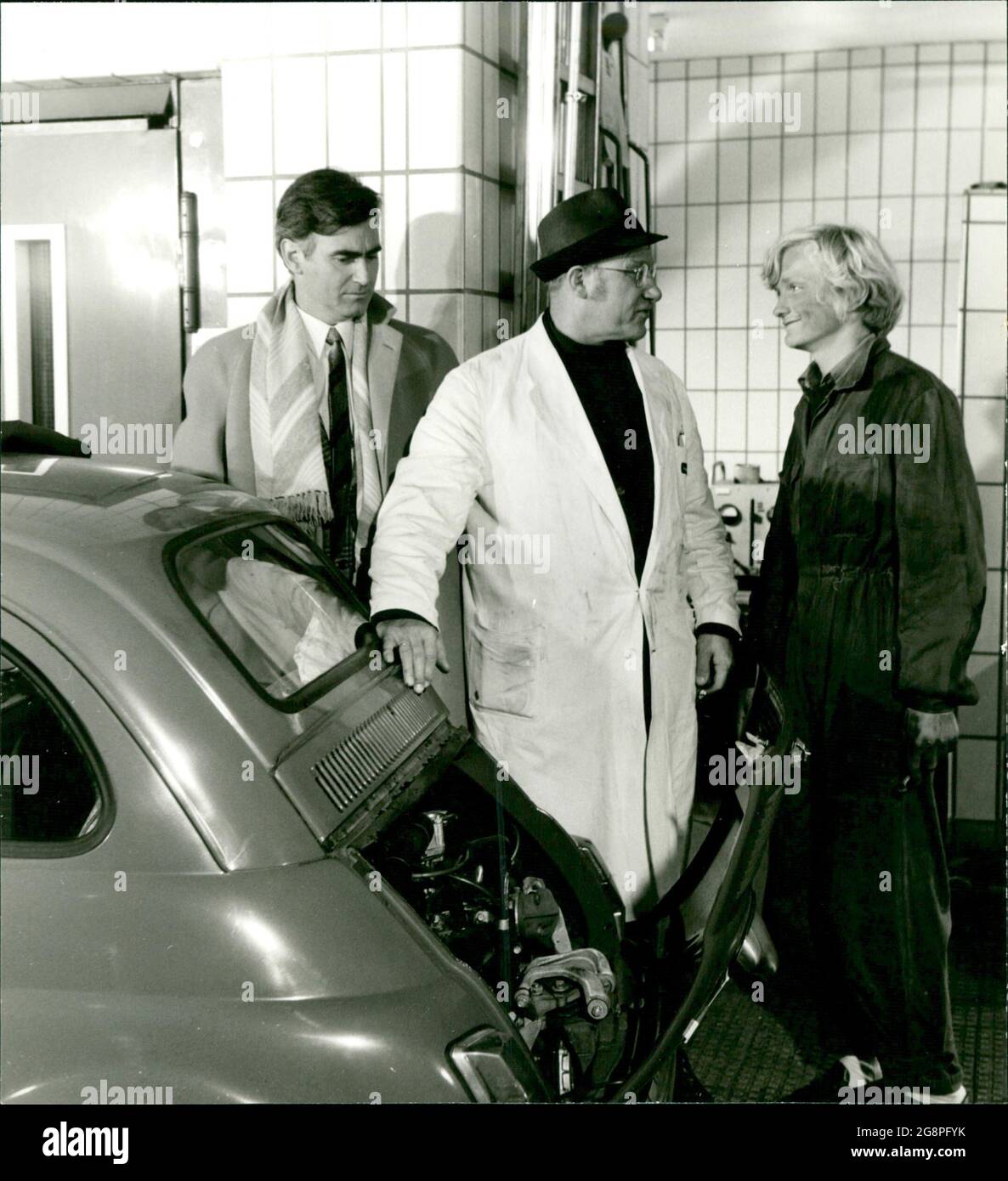 Szenenbild aus dem Fernsehfilm 'Fröhliche Weihnachten': Werbekaufmann Peter Eckert (Karl Michael Vogler) in der Autowerkstatt. Stock Photo