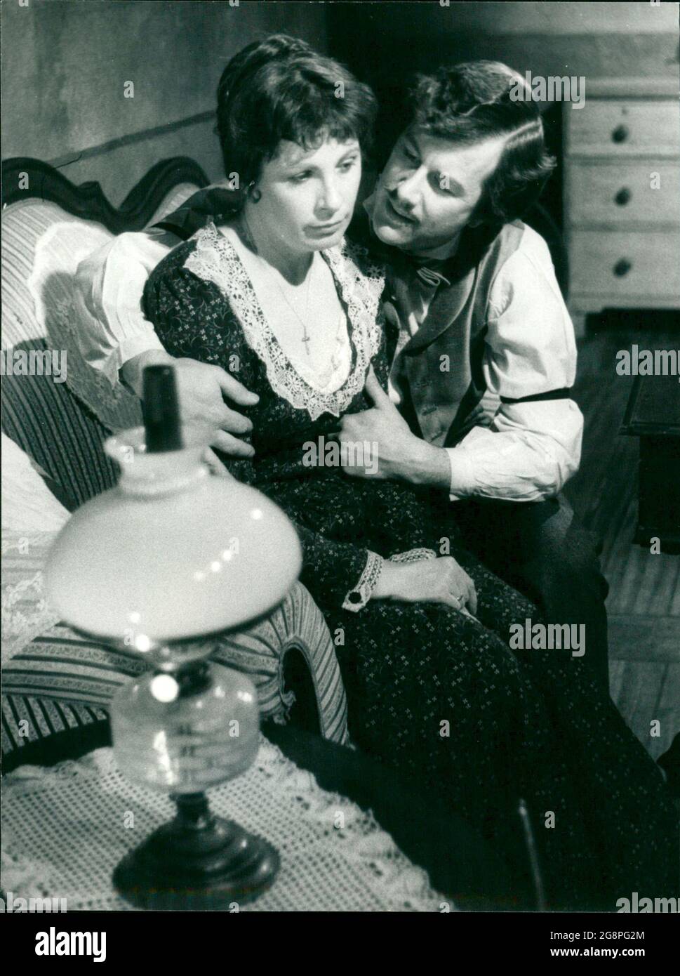 Kaum am Ziel ihres Ehrgeizes, Frau Henschel zu werden, betrügt Hanne (Astrid Kube) ihren Mann mit dem Kellner Georg (Michael Schwarzmaier). Stock Photo