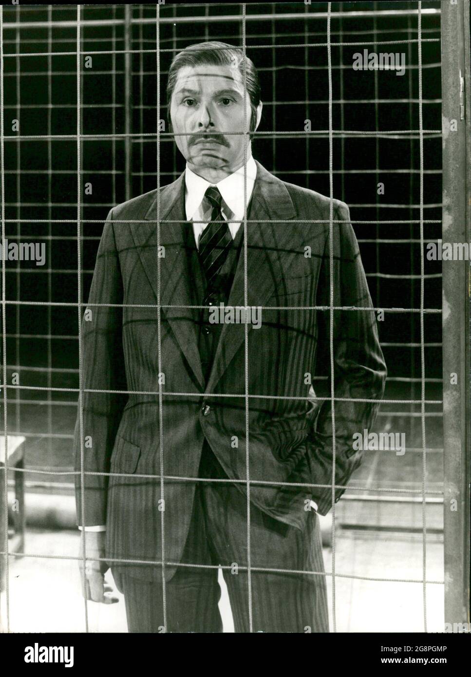 Tiger Brown, der Polizeisheriff Londons hat Mackie Messer (Rolf Boysen) notgedrungen im Old Bailey eingesperrt, obwohl er korrupt genug gewesen ist, so manche seiner üblen Untaten zu übersehen. Stock Photo