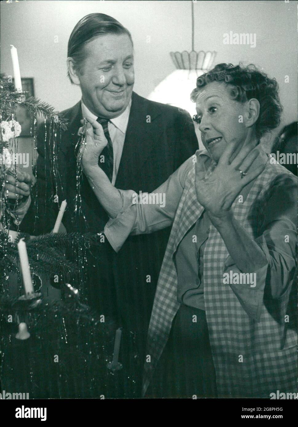 Herbert richtet mit seiner Mama die häusliche Weihnachtsdekoration. (Herbert Mensching, Inge Meysel) Stock Photo