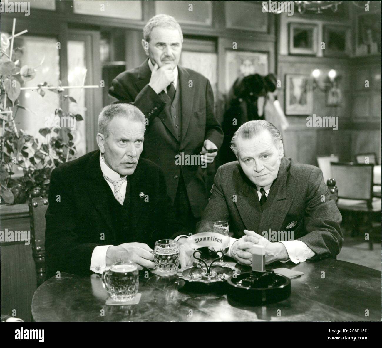 Der Gastwirt Borelius (Herbert Steinmetz, m.) mit seinen Stammgästen, dem Major (Carl Lange, l.) und Sanitätsrat Dr. Abraham (Wolfgang Büttner, r.). Sie schauen sorgenvoll in die Zukunft. Stock Photo