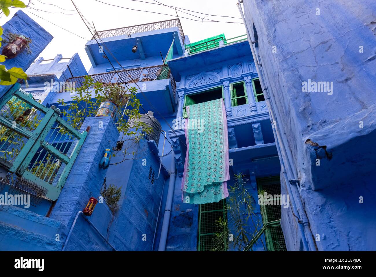 JODHPUR, RAJASTHAN, INDIA - JULY 2021: The bright blue color street and ...