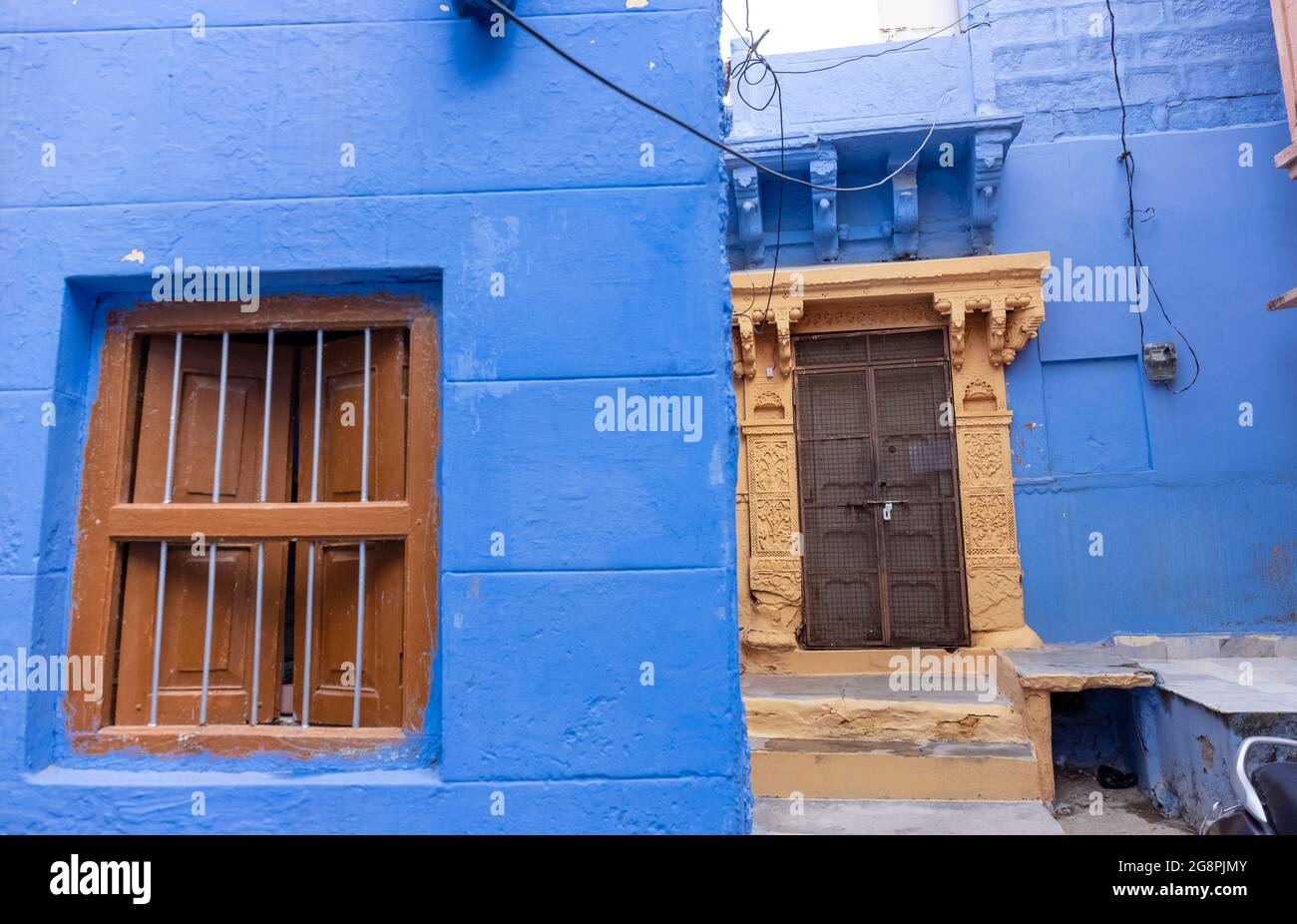 JODHPUR, RAJASTHAN, INDIA - JULY 2021: The bright blue color street and ...
