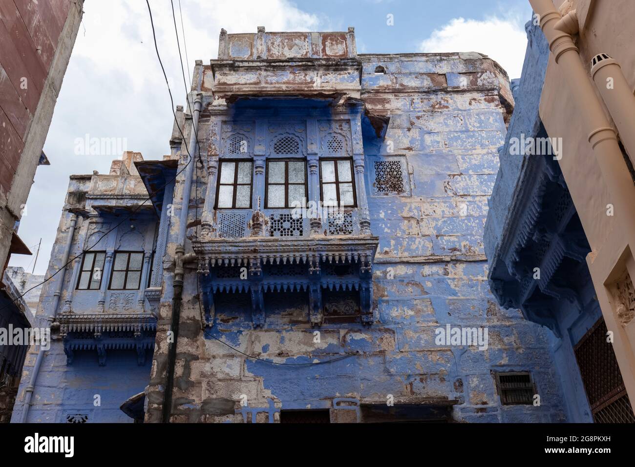 JODHPUR, RAJASTHAN, INDIA - JULY 2021: The bright blue color street and ...
