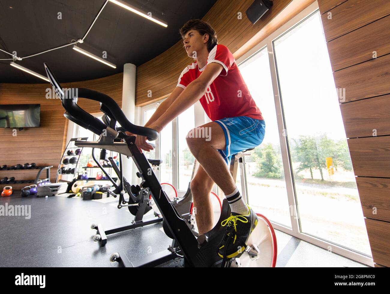 Fit young man hi-res stock photography and images - Alamy