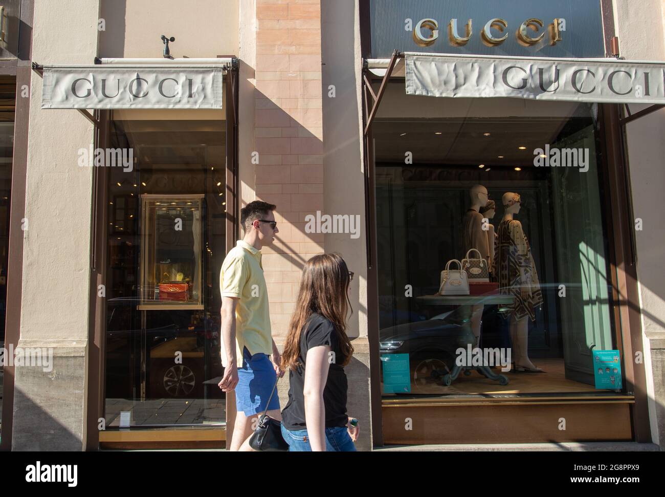Menschen gehen am Gucci Laden in der Maximilianstraße. Viele Menschen  nutzen den Samstag um in der Innenstadt Einkäufe zu tätigen und durch die  Geschäfte zu stöbern. Vor einigen Läden gab es auch