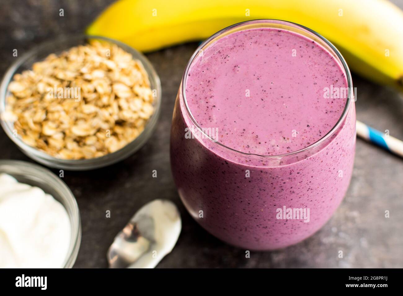 Healthy Blueberry Muffin Breakfast Smoothie: A smoothie made with blueberries, banana, rolled oats, and Greek yogurt Stock Photo