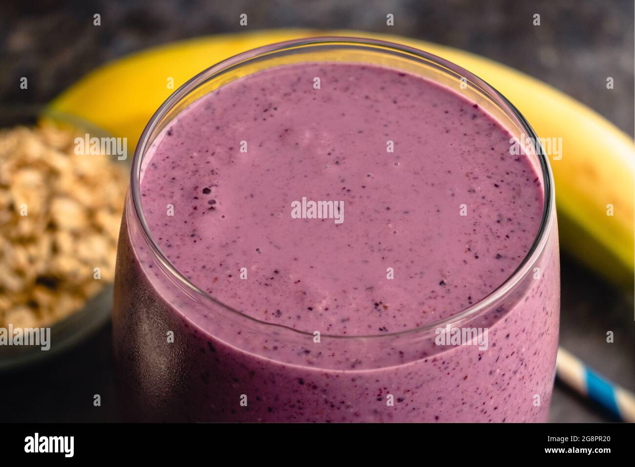 Healthy Blueberry Muffin Breakfast Smoothie: A smoothie made with blueberries, banana, rolled oats, and Greek yogurt Stock Photo