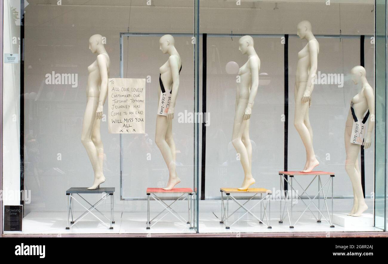 A Goodbye message from staff to customers pinned on the glass next to the  clothesless mannequins in the window of the closed Topshop and Topman store  Stock Photo - Alamy